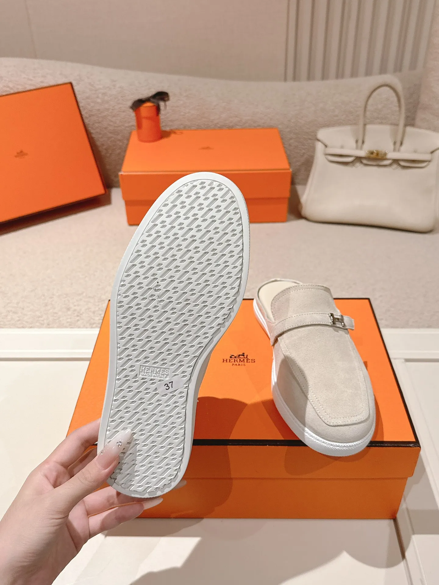 Men's men's shoes 💰560💰 Hermes 25ss new autumn and winter loafers, British retro design, classic and durable! Original reverse mold last, the ultimate 1:1 shape. Fabric: Cow suede/calfskin Lining: Imported sheepskin lining Outsole: Open-molded rubber sole Size: 35-45